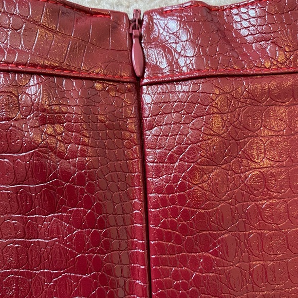 Faux leather aligned skirt - Picture 2 of 5